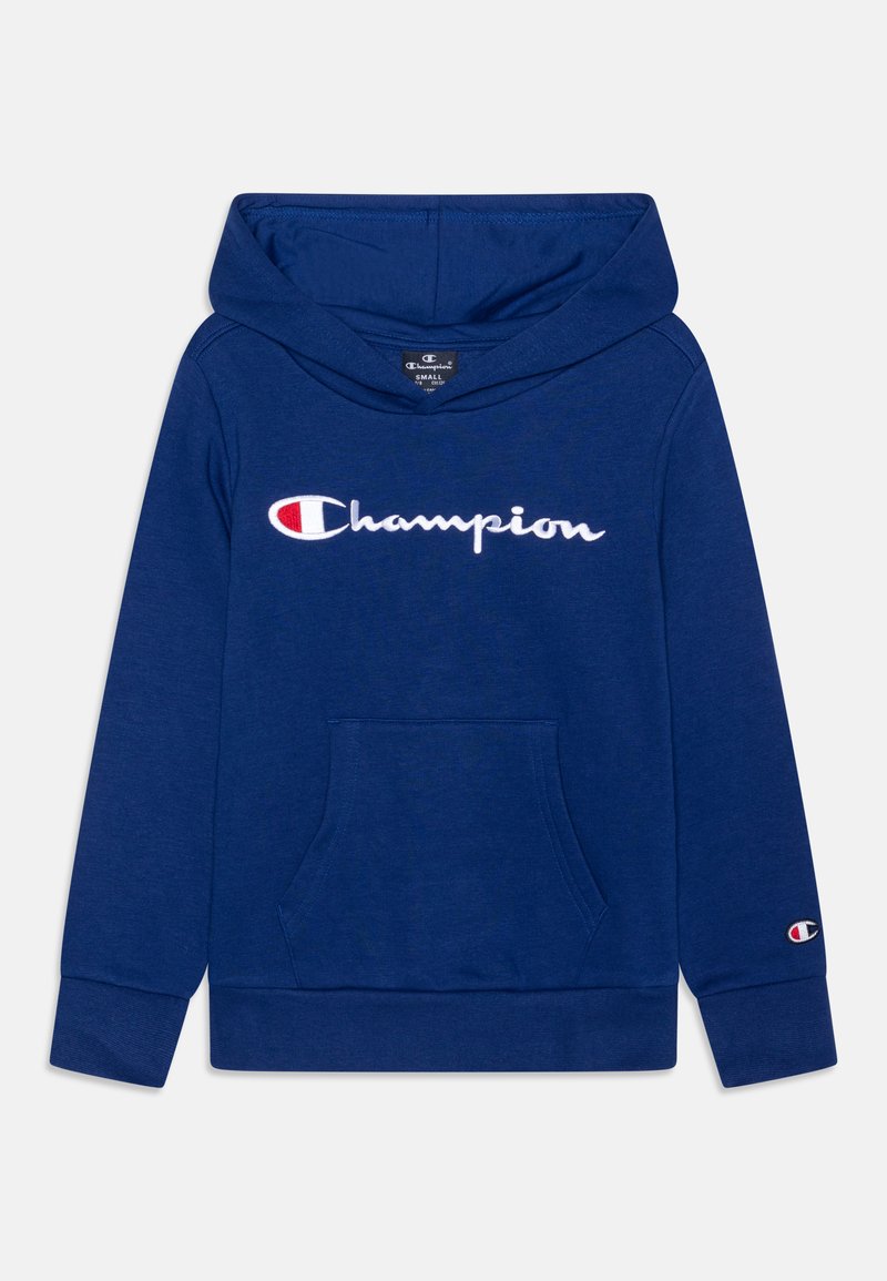 Sudadera azul con bolsillo frontal, puños acanalados y un logo bordado de "Champion" en blanco con un acento rojo. Fabricada con material suave.