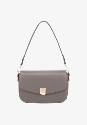 Grijze leren schoudertas met een omklapbare flap, goudkleurige hardware en een afneembare schouderband. Heeft zichtbare stiksels als accent.