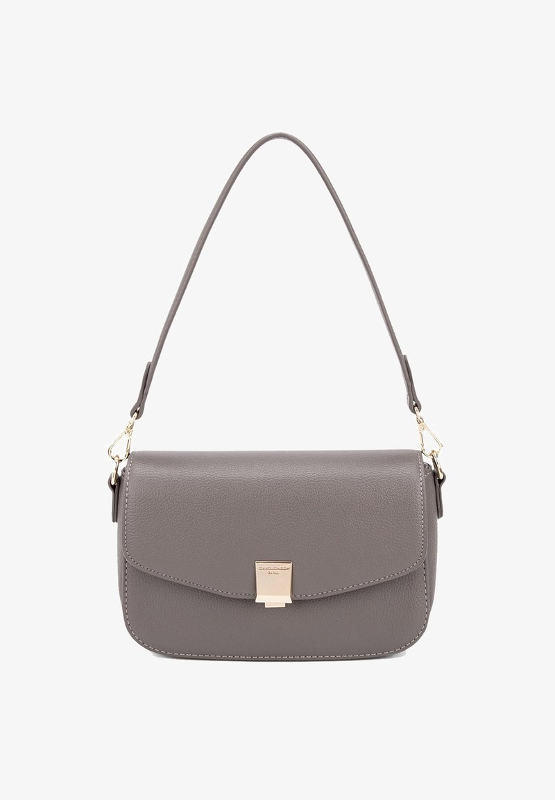 Graue Leder-Crossbody-Tasche mit umschlagbarem Deckel, goldfarbener Hardware und abnehmbarem Schultergurt. Verfügt über sichtbare Nähten.