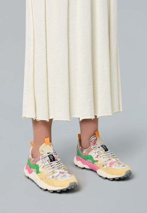 Sneaker multicolori con un mix di motivi floreali e solidi in giallo, verde e rosa. Presentano un materiale testurizzato e una suola in gomma grigia.