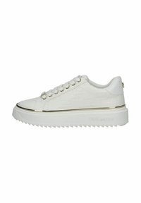 Sneaker bianco con tomaia texturizzata, accento dorato attorno alla suola intermedia e una suola spessa e seghettata. Presenta un marchio in rilievo.