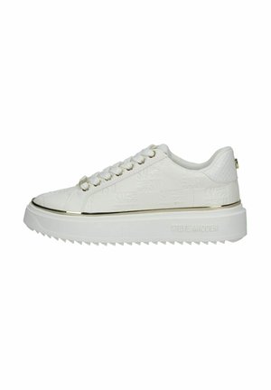 Witte sneaker met een textuur bovenwerk, gouden accent rondom de tussenzool en een dikke, gekartelde buitenzool. Voorzien van reliëfmerk.