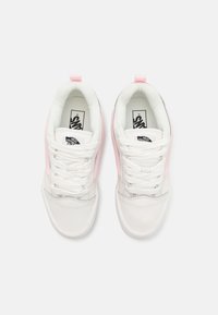 Baskets blanches avec des accents roses, dotées d'une tige en cuir lisse, de lacets épais et de semelles texturées, conçues pour le confort et le style.