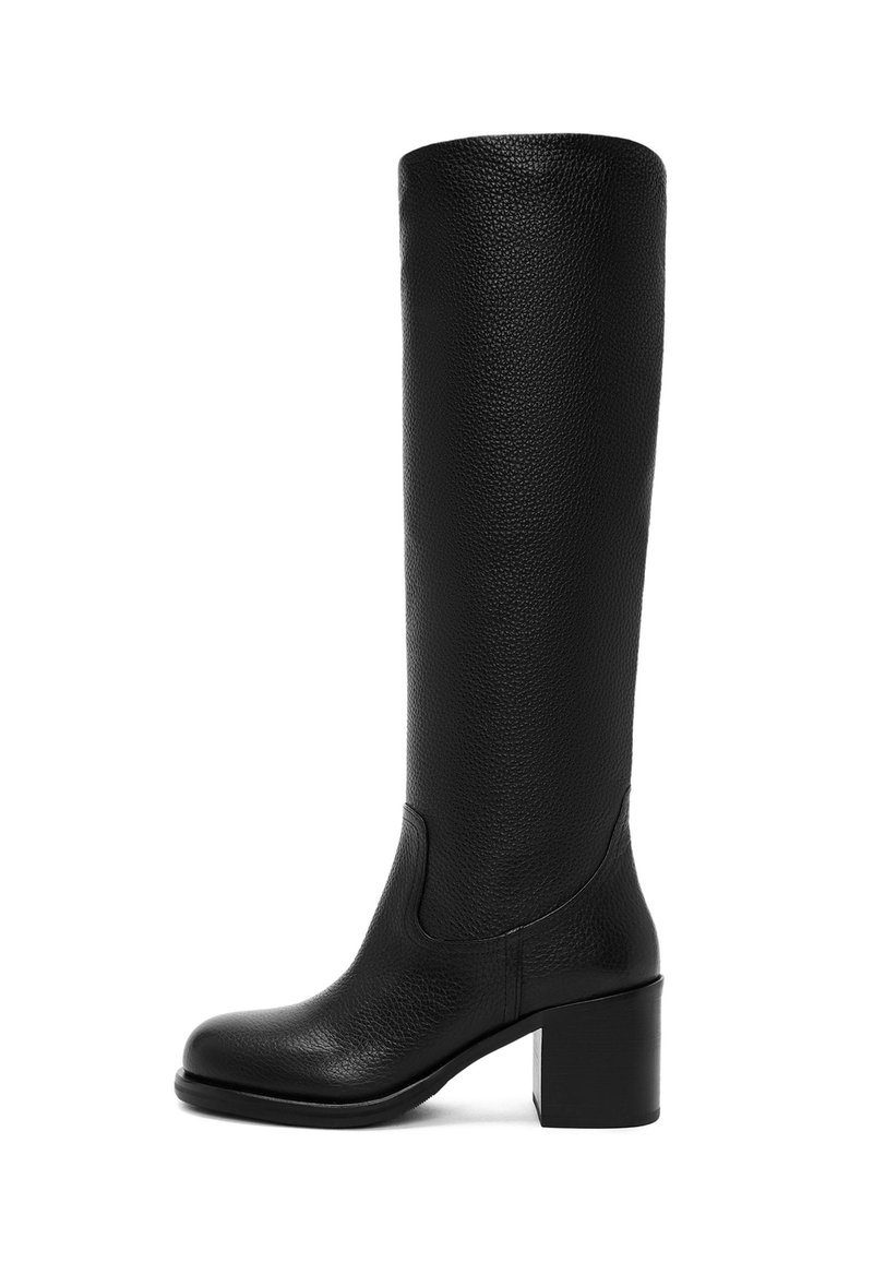 Botte en cuir noir arrivant au genou avec une finition texturée, un talon carré et un bout rond. Présente des coutures minimales et aucun matériel visible.