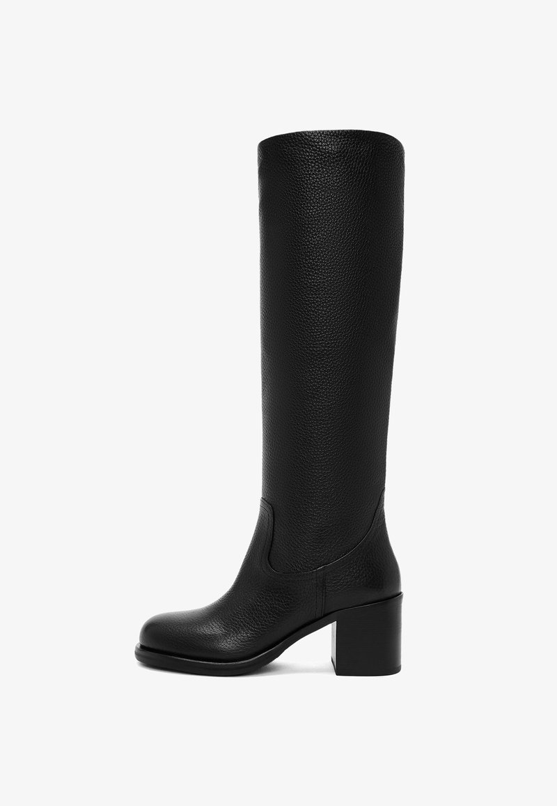 Botte en cuir noir arrivant au genou avec une finition texturée, un talon carré et un bout rond. Présente des coutures minimales et aucun matériel visible.