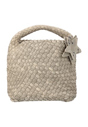 Beige vævet håndtaske med kort håndtag og to beige stjerneformede charms fastgjort til siden.