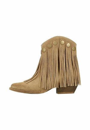 Fransen-Stiefeletten aus braunem Wildleder mit runder Zehenpartie und leichtem Absatz, ausgestattet mit dekorativen Knöpfen in Goldoptik an der Seite.