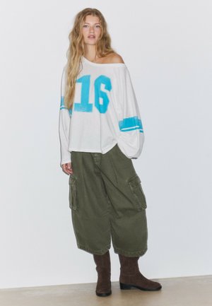 Stradivarius, BOAT NECK LONG SLEEVE T-SHIRT WITH PLACEMENT PRINT - T-shirt à manches longues - beige