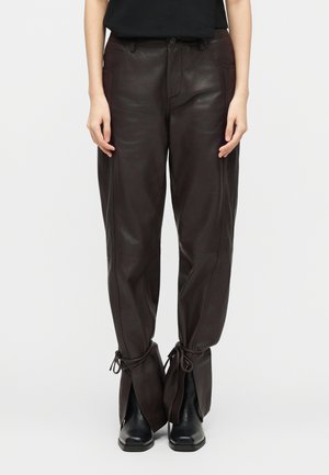 BELLA - Nahkpüksid - deep brown