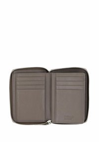 Portefeuille marron en cuir à fermeture éclair, ouvert, montrant de multiples emplacements pour cartes des deux côtés et une tirette de fermeture éclair argentée.