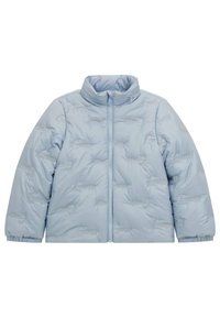Jasnoniebieska kurtka puchowa z wysokim kołnierzem, zamkiem błyskawicznym z przodu, elastycznymi mankietami oraz wypukłym wzorem "Guess" na powierzchni.