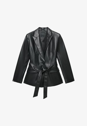 Blazer in pelle nera con vestibilità sartoriale, chiusura a un bottone e vita regolabile con cintura. Presenta rever a punta e due tasche frontali.