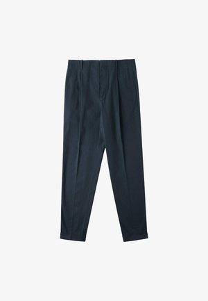 Pantalones azul marino con un ajuste relajado, que cuentan con pliegues, piernas entalladas y puños enrollados. Hechos de una tela ligera.
