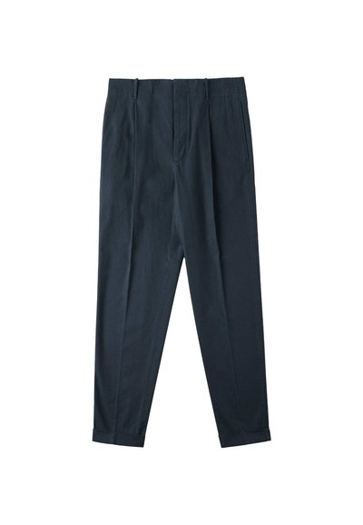 Marineblaue Hose mit lässigem Schnitt, versehen mit Falten, schmal zulaufenden Beinen und aufgerollten Säumen. Hergestellt aus leichtem Stoff.