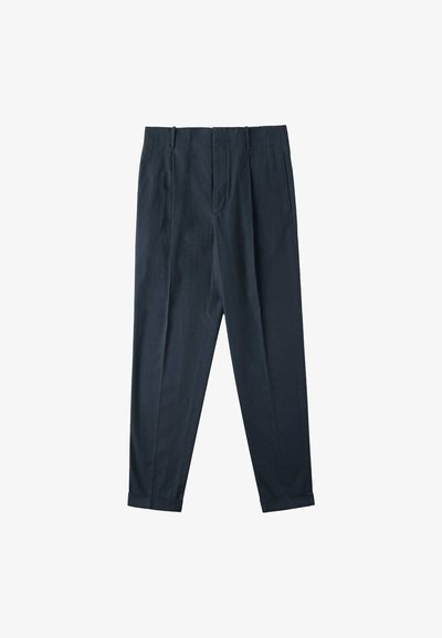 Marineblaue Hose mit lässigem Schnitt, versehen mit Falten, schmal zulaufenden Beinen und aufgerollten Säumen. Hergestellt aus leichtem Stoff.