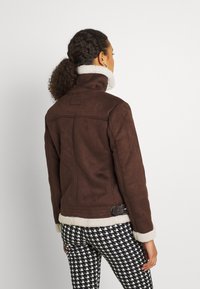 ONLY ONLDIANA BONDED AVIATOR JACKET  - Casaco de pele sintética - black coffee/white
