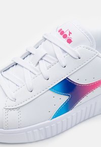 Diadora GAME STEP BLOOM UNISEX - Scarpe da allenamento - white/magenta