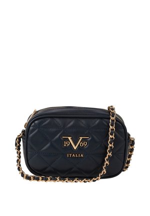 Zwarte doorgestikte leren crossbodytas met gouden kettingriem en gouden "19 V 69 ITALIA" logo aan de voorkant, ritssluiting bovenaan.