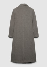 Cappotto lungo grigio in lana con colletto a scollatura, maniche lunghe e spacco centrale sul retro, mostrato dal retro su uno sfondo neutro.