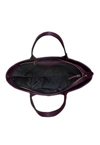 Leren tote bag in diep paars. Bevat gouden ritsen, een enkele buitenzak en een ruime zwarte stoffen binnenkant met compartimenten.