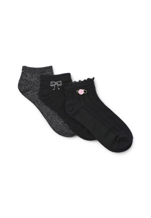 Tre paia di calzini neri: uno con un design a fiocco scintillante, uno con un polsino arricciato e un accento floreale, e uno con un motivo testurizzato solido.