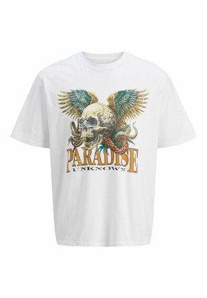 Bela bombažna majica s tiskom lobanje z krili, zapletenimi detajli in besedilom "PARADISE UNKNOWN" v oranžni in črni barvi.