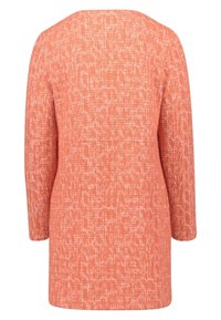 Textureret orange top med trekvartærmer. Lige snit og rund halsudskæring. Subtile lyse mønstre i hele stoffet.