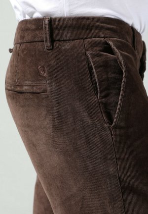 Braune Corduroyhosen mit gerippter Textur, Gürtelschlaufen und einer Gesäßtasche mit kleinem Logo. Normale Passform, mit gestickten Akzenten.