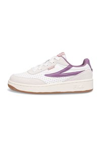 Sneaker bianche con accenti viola, realizzate in pelle e suede. Presentano un design perforato, lacci piatti e una suola spessa in gomma. Marchio Fila.