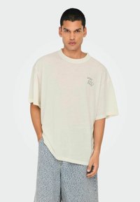 Only & Sons LOCKER GESCHNITTEN RUNDHALS KASTIGE ÄRMEL - T-shirt imprimé - cloud dancer