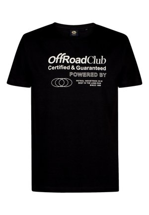 Čierne tričko s bielym textom „offRoadClub Certified & Guaranteed Powered by Petrol Industries Co. Best in the long run since 1989“ a logom so prekrývajúcimi sa kruhmi.