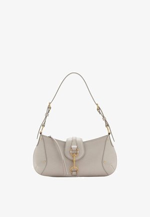 Borsa a tracolla in pelle grigia chiara con forma curvata, hardware dorato, chiusura frontale e dettagli cuciti. Inclusa una tracolla regolabile.