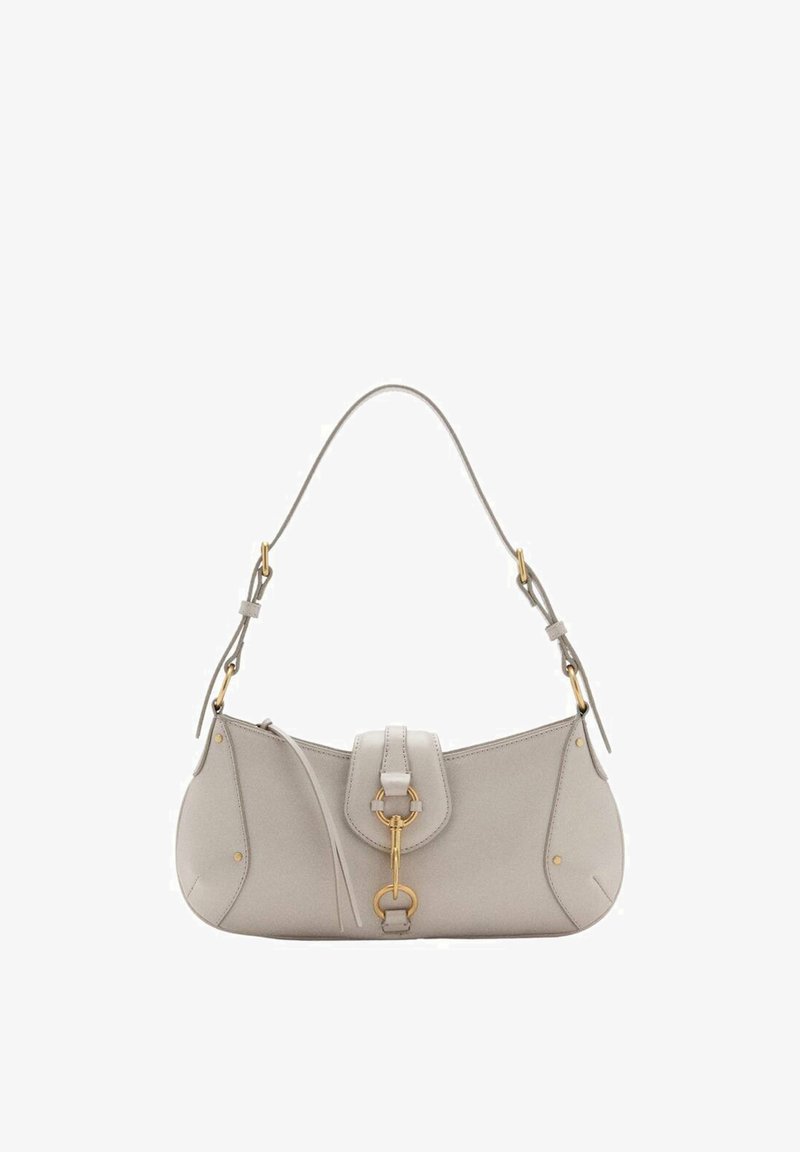 Sac à main en cuir gris clair avec une forme courbée, ferrures dorées, un fermoir avant et des détails de couture. Bandoulière ajustable incluse.