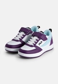 Sneakers multicolori con parte superiore in pelle bianca e viola, dettagli azzurri, design con lacci e cinturino in Velcro, e suola texturizzata.