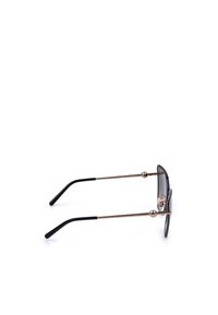 Lunettes de soleil en métal noir et or avec des branches fines et des embouts noirs courbés, vues de côté sur fond blanc.