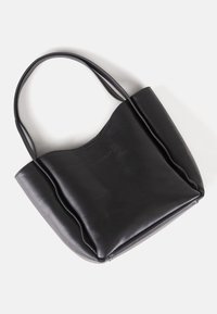 Schwarze Ledertasche mit zwei Schulterriemen und dezentem, geprägt Logo auf der Vorderseite, gezeigt vor weißem Hintergrund.