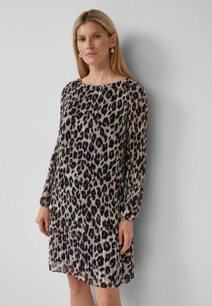 Robe à imprimé léopard avec des manches longues, texture plissée, col rond et une coupe fluide, présentant des nuances de crème et de noir.