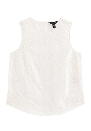 Mouwloze witte blouse met een ronde halslijn, voorzien van grote subtiele bloemrijke borduurwerk en een kleine knoopsluiting aan de achterkant.