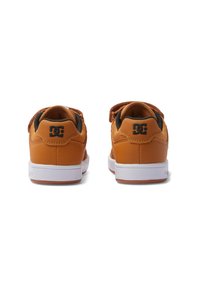 Baskets en cuir orange avec des accents noirs, un col rembourré et des semelles en caoutchouc blanches. Présente un logo sur le talon et des détails de couture texturée.