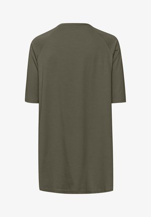 Olijfgroene T-shirt met korte mouwen, gemaakt van zacht materiaal. Heeft een ontspannen pasvorm, ronde halslijn en een nette zoom zonder versieringen.