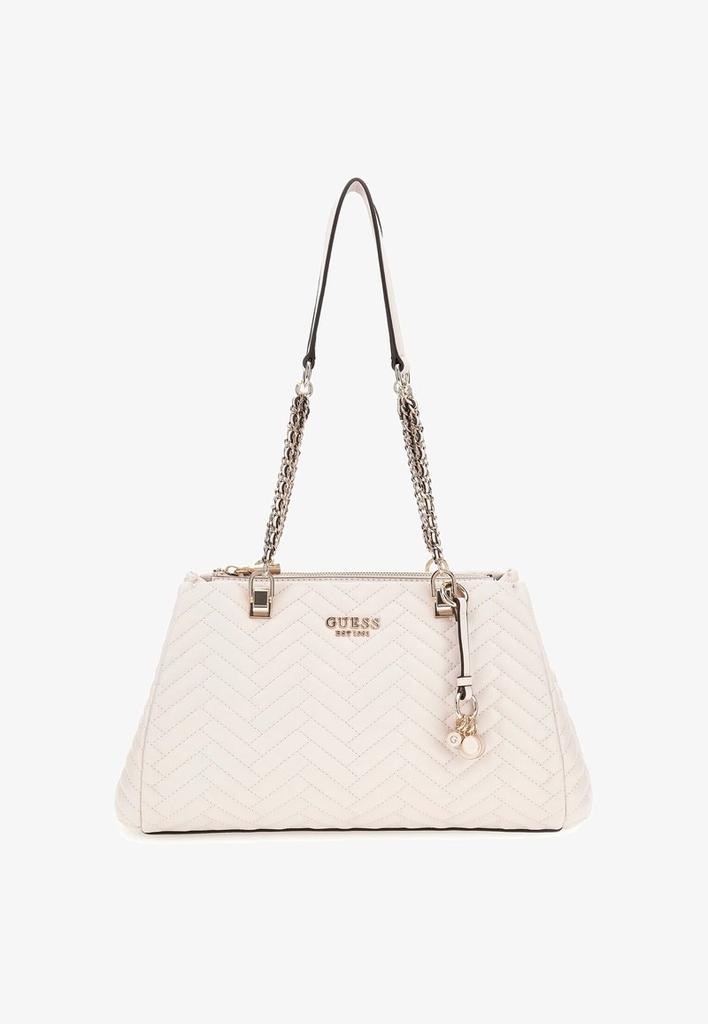 Sac à main blanc matelassé avec bandoulières en chaîne dorée, logo Guess et petits charms suspendus sur un fond blanc uni.
