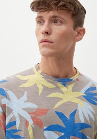 s.Oliver MIT ALLOVER - T-shirt z nadrukiem