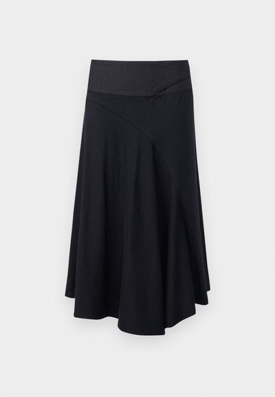 Schwarzer A-Linien-Rock mit einem taillierten Bund, weicher Textur und markanten Nahtdetails, der sich von der Taille bis zum knielangen Saum ausstellt.
