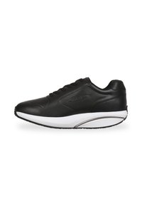 Czarne buty sportowe z gładką syntetyczną cholewką, wyściełanym kołnierzem, czarnymi sznurowadłami, białą podeszwą środkową i teksturowaną gumową podeszwą.
