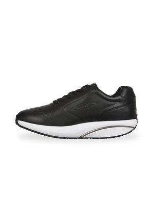 Zapatillas deportivas negras con una parte superior sintética lisa, cuello acolchado, cordones negros, entresuela blanca y suela exterior de goma texturizada.