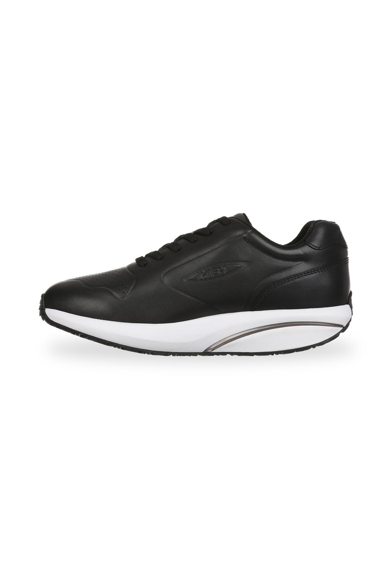Czarne buty sportowe z gładką syntetyczną cholewką, wyściełanym kołnierzem, czarnymi sznurowadłami, białą podeszwą środkową i teksturowaną gumową podeszwą.
