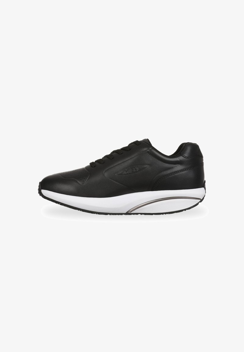 Scarpe sportive nere con tomaia sintetica liscia, colletto imbottito, lacci neri, suola intermedia bianca e suola esterna in gomma testurizzata.