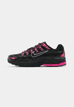 Zapatos deportivos negros con detalles en rosa, parte superior de malla y suela de goma. Equipados con un diseño clásico de cordones y detalles texturizados.