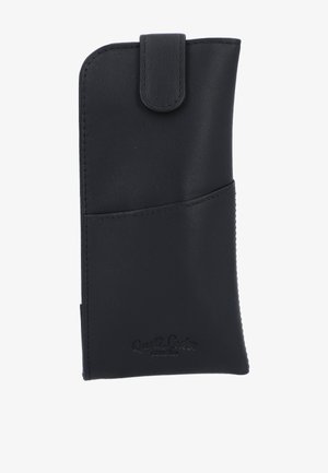 Zwart leren brillenkoker met klepsluiting en diagonale naaddetail, met geperst merkembleem nabij de onderrand.