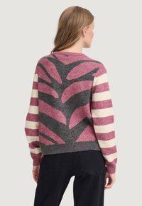Maglione lavorato a maglia con una base grigia e motivi di foglie rosa, maniche a righe crema e rosa. Orlo e polsini a coste con una vestibilità morbida.
